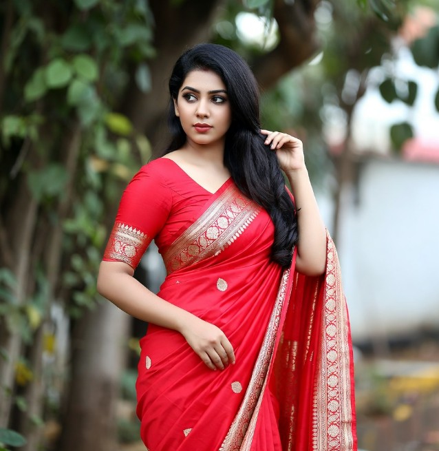 লাল শাড়ি পরা মেয়েদের পিক
