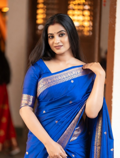 নীল শাড়ি পরা মেয়েদের পিক