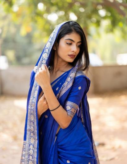 নীল শাড়ি পরা মেয়েদের পিক