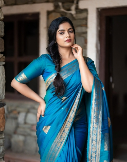 নীল শাড়ি পরা মেয়েদের পিক