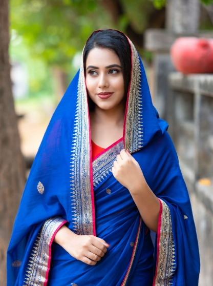 নীল শাড়ি পরা মেয়েদের পিক