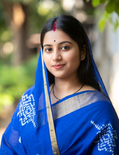 নীল শাড়ি পরা মেয়েদের পিক