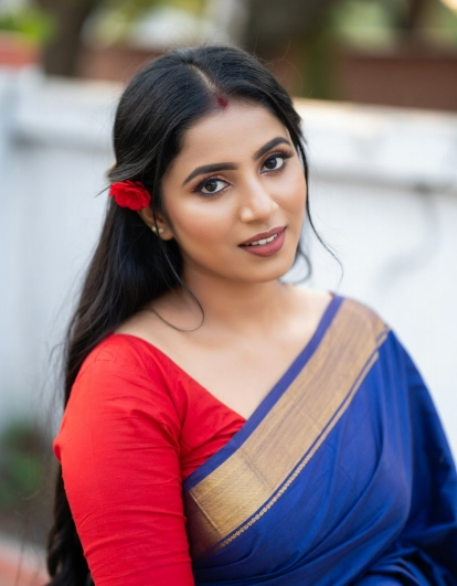 নীল শাড়ি পরা মেয়েদের পিক
