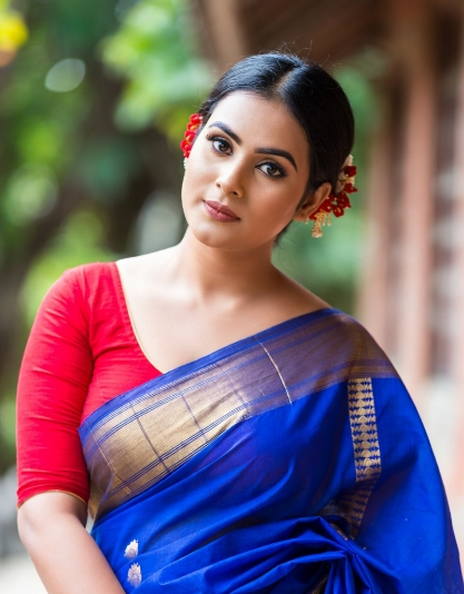 নীল শাড়ি পরা মেয়েদের পিক