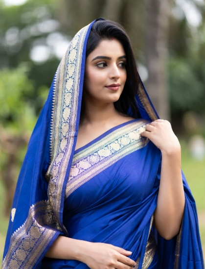 নীল শাড়ি পরা মেয়েদের পিক