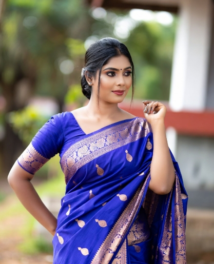 নীল শাড়ি পরা মেয়েদের পিক