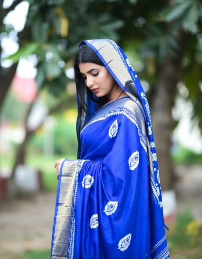 নীল শাড়ি পরা মেয়েদের পিক