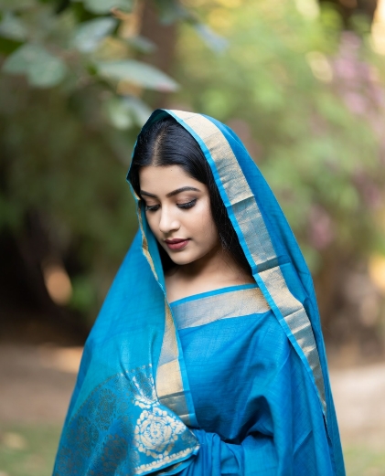 নীল শাড়ি পরা মেয়েদের পিক