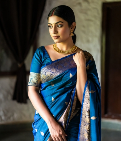 নীল শাড়ি পরা মেয়েদের পিক