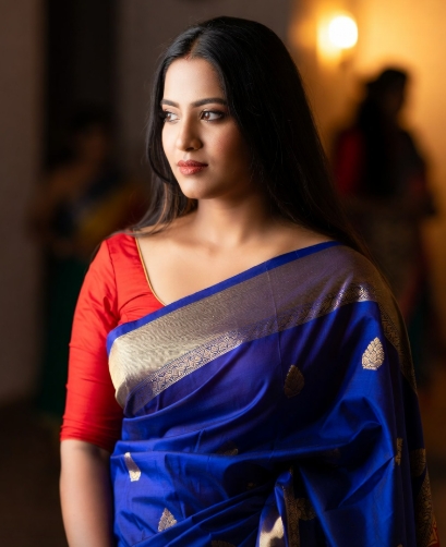 নীল শাড়ি পরা মেয়েদের পিক