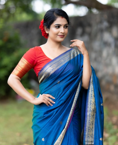 নীল শাড়ি পরা মেয়েদের পিক