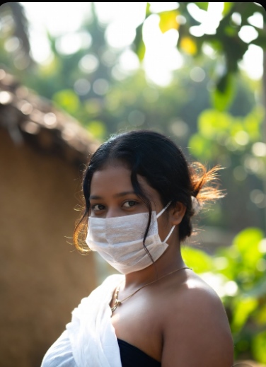 গ্রামের মেয়েদের পিক মাস্ক পরা