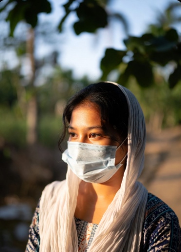গ্রামের মেয়েদের পিক মাস্ক পরা