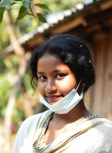 গ্রামের মেয়েদের পিক মাস্ক পরা