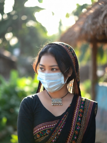 গ্রামের মেয়েদের পিক মাস্ক পরা