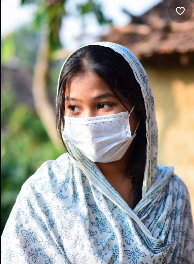 গ্রামের মেয়েদের পিক মাস্ক পরা