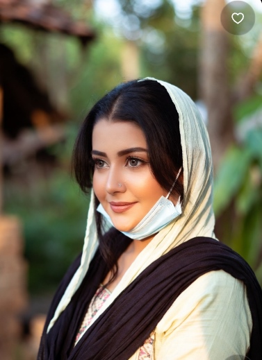 গ্রামের মেয়েদের পিক মাস্ক পরা