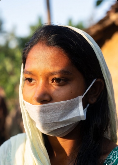 গ্রামের মেয়েদের পিক মাস্ক পরা