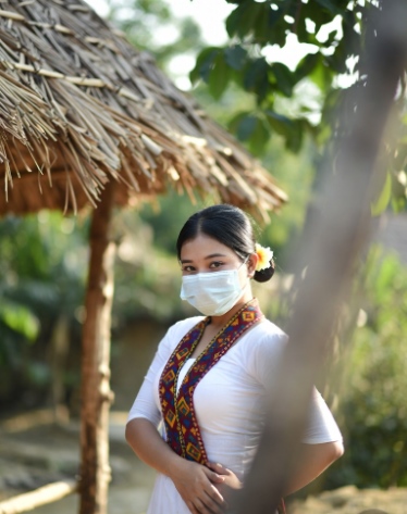 গ্রামের মেয়েদের পিক মাস্ক পরা
