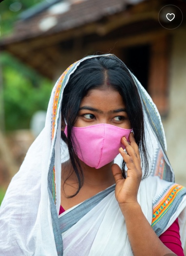 গ্রামের মেয়েদের পিক মাস্ক পরা