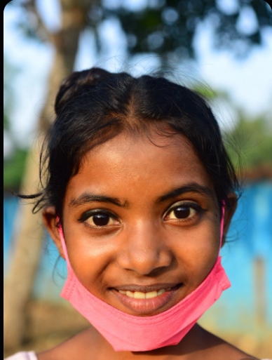 গ্রামের মেয়েদের পিক মাস্ক পরা