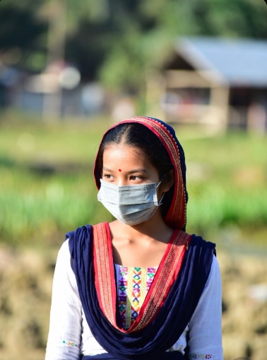 গ্রামের মেয়েদের পিক মাস্ক পরা