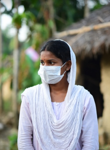 গ্রামের মেয়েদের পিক মাস্ক পরা