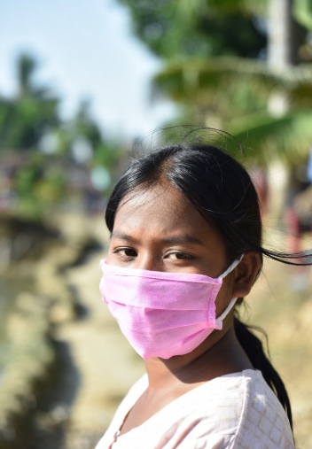 গ্রামের মেয়েদের পিক মাস্ক পরা