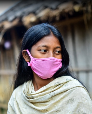 গ্রামের মেয়েদের পিক মাস্ক পরা