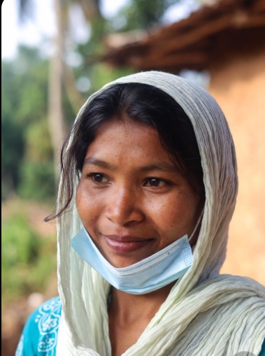 গ্রামের মেয়েদের পিক মাস্ক পরা
