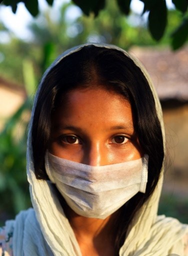 গ্রামের মেয়েদের পিক মাস্ক পরা