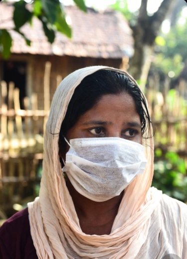 গ্রামের মেয়েদের পিক মাস্ক পরা