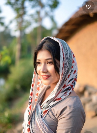 সুন্দরী গ্রামের মেয়েদের পিক