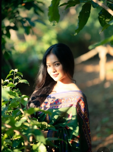 সুন্দরী গ্রামের মেয়েদের পিক