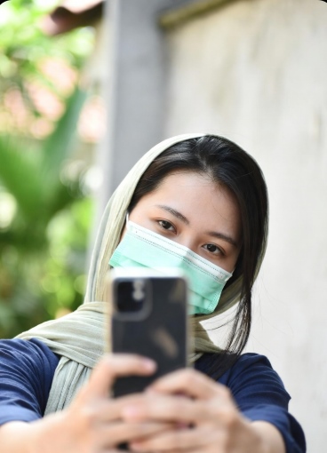 মাস্ক পরা মেয়েদের পিক তোলার স্টাইল