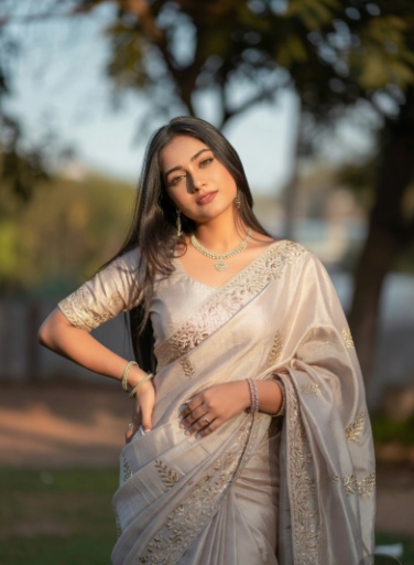 সুন্দরী মেয়েদের পিক